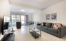 Beautiful Modern Central 2Br Apt